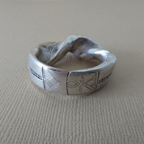 Rare and fine Tuareg silver ring with beautiful twist design and decorated face from Niger.