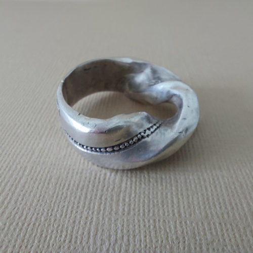 Rare and fine Tuareg silver ring with beautiful twist design and decorated face from Niger