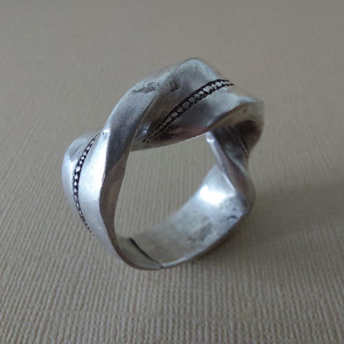 Rare and fine Tuareg silver ring with beautiful twist design and decorated face from Niger