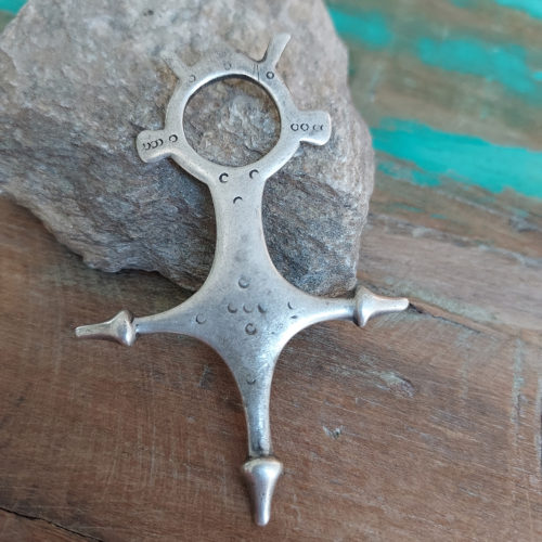 Tuareg tahoua cross pendant with rich patina from Niger.