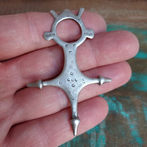 Tuareg tahoua cross pendant with rich patina from Niger.