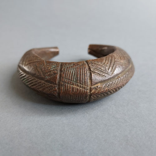 gurma bracelet with grooves