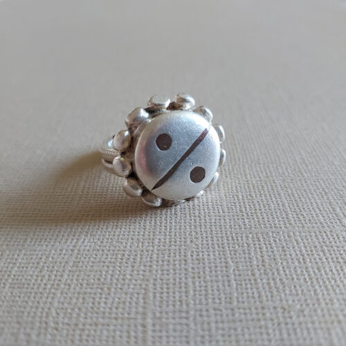 Peul round ring in silver.