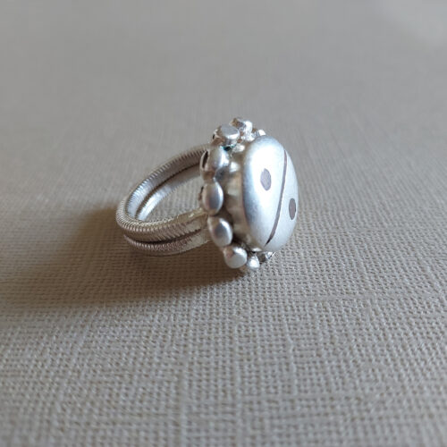 Peul round ring in silver.