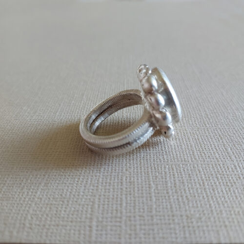 Peul round ring in silver.